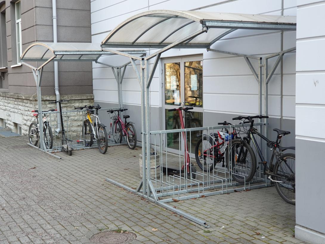 Tallinna Humanitaargümnaasiumi rattaparkla